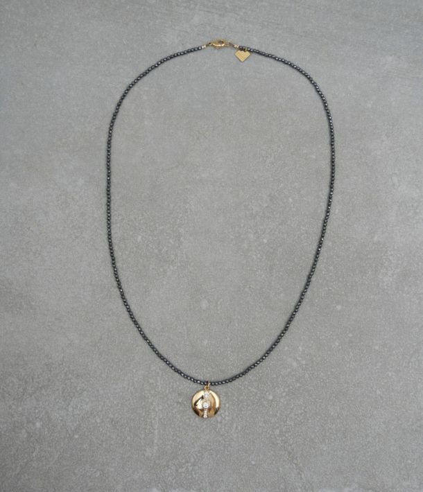 Collier femme en perle grise et avec un pendentif plaqué or 3 microns