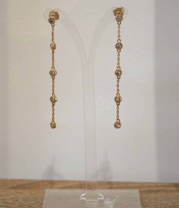 Collier Déva 5 Boucles d'oreilles Leslie en plaqué or 3 microns avec chaîne fine et zircons sertis, pendantes élégantes et lumineuses.