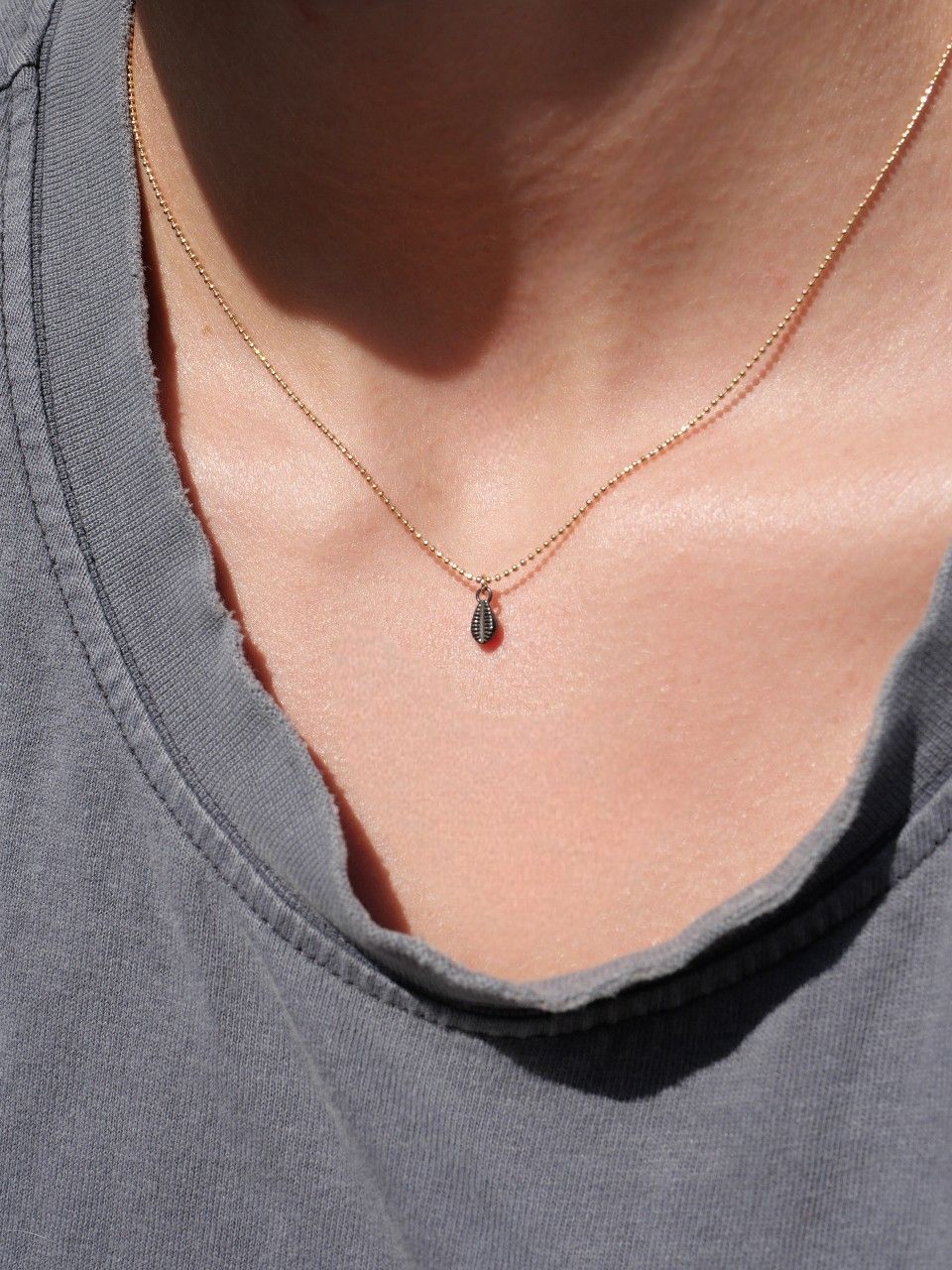 collier plaqué or et rhodié noir avec cauri