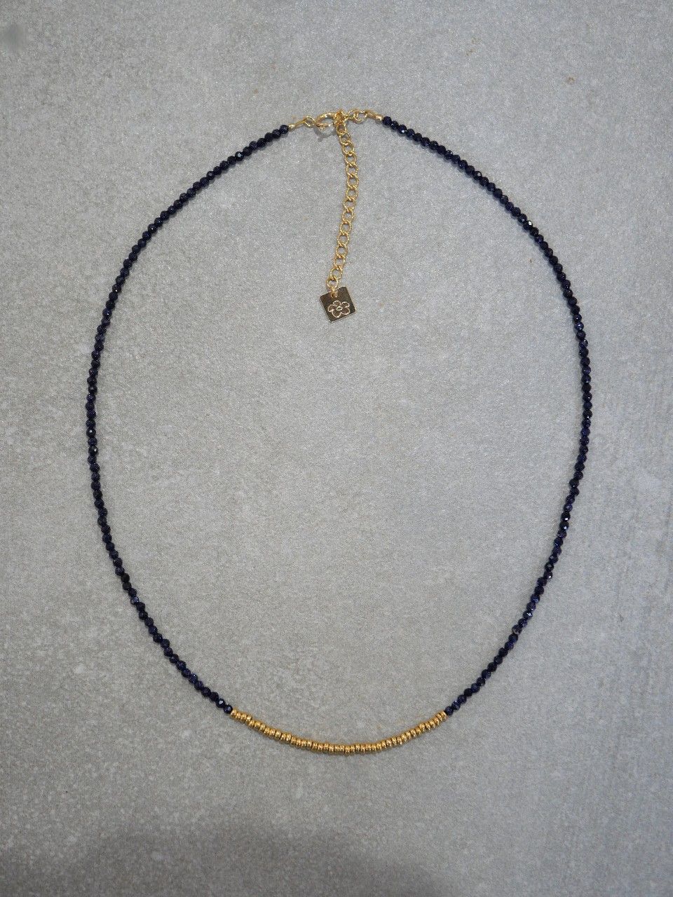 collier fin en pierres semi précieuses