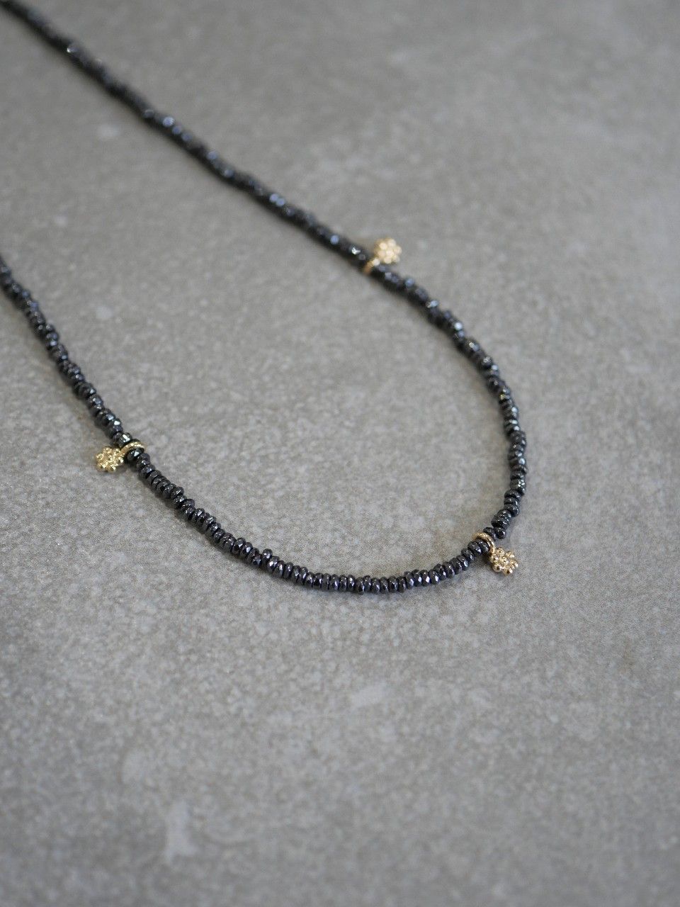 sautoir fin en pierres naturelles grises