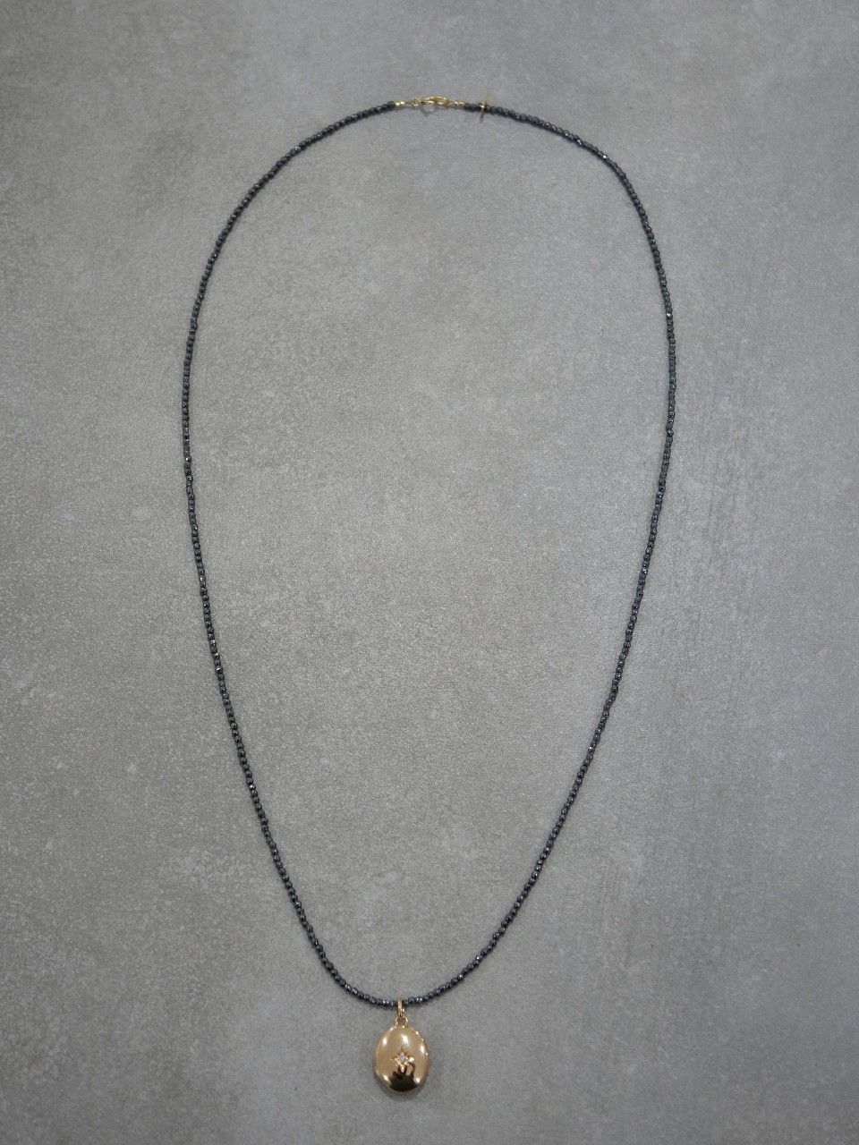 collier en perle grises