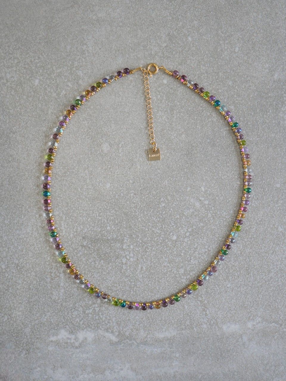 Collier en Gold filled fin en perle multicolore et plaqué or 3 microns, collier fait main