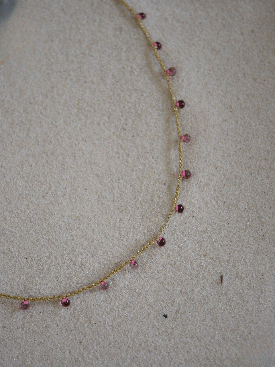 Collier fin sur cordon avec des perles rose