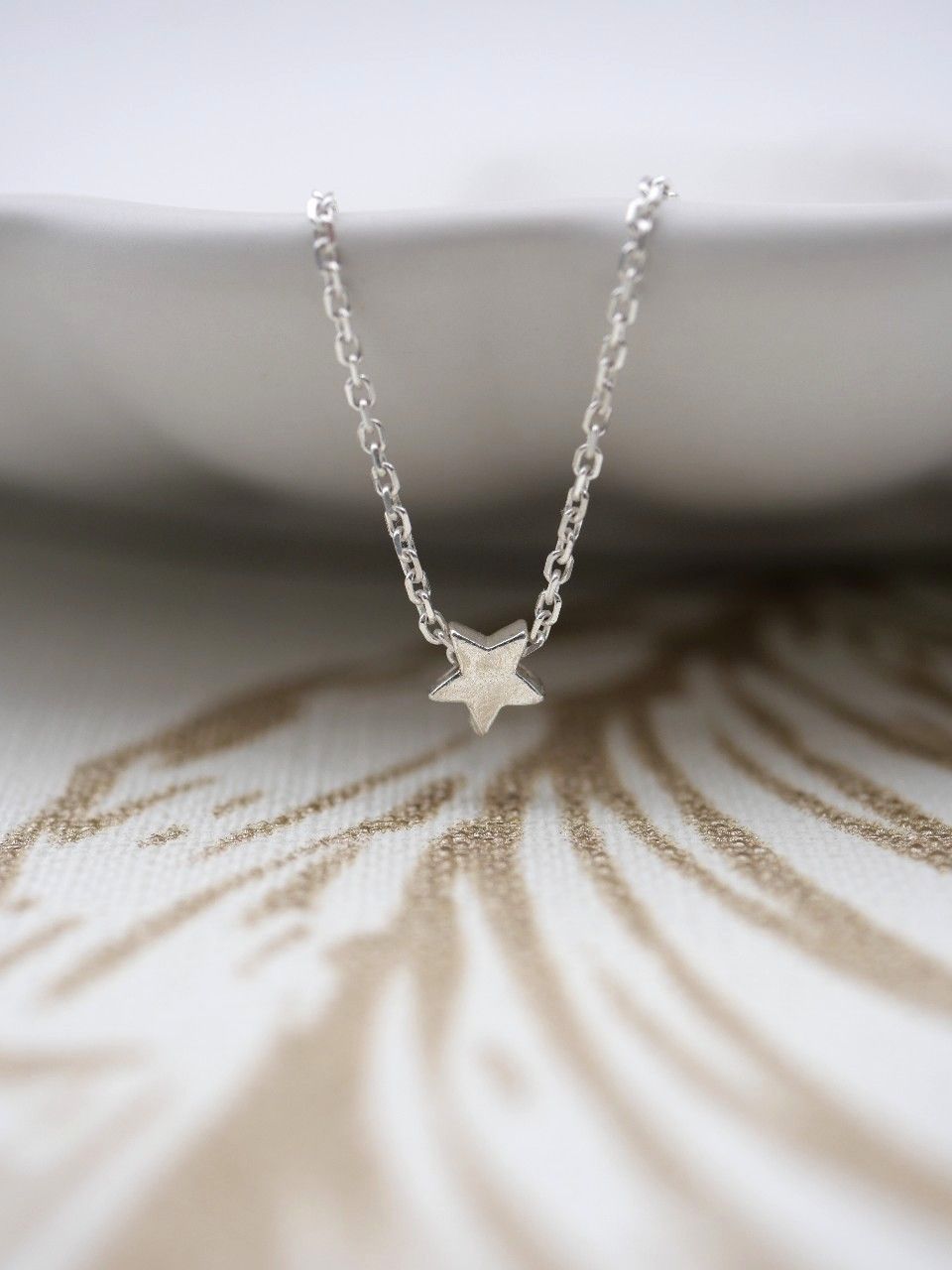 collier fin ras de cou femme