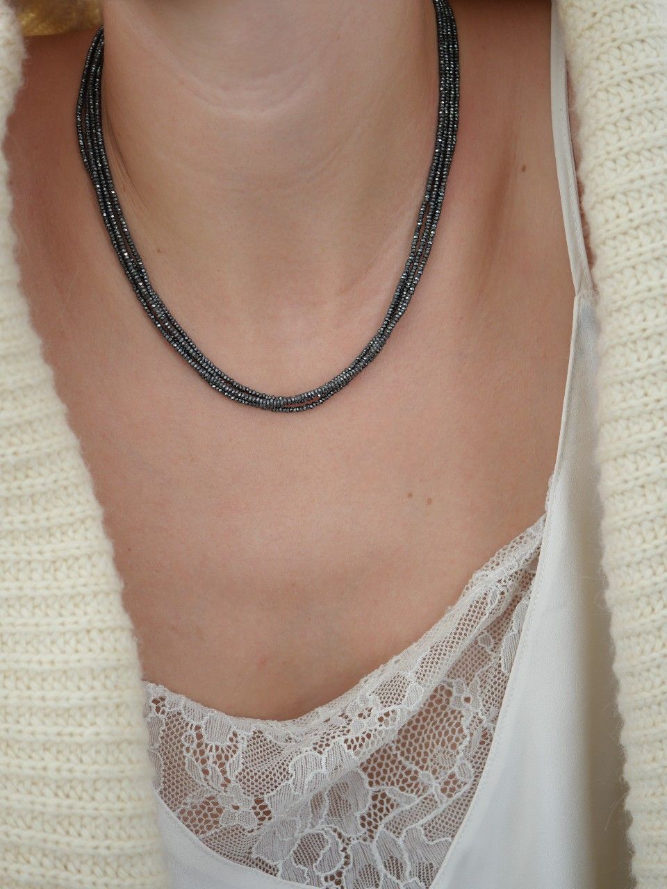 collier femme multi rangs en pierres grises