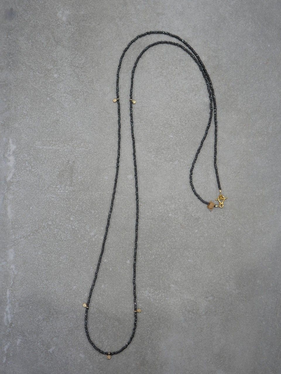 sautoir fin en pierres naturelles grises