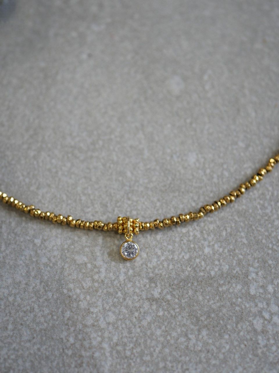 collier doré en hématite et pendentif en gold filled