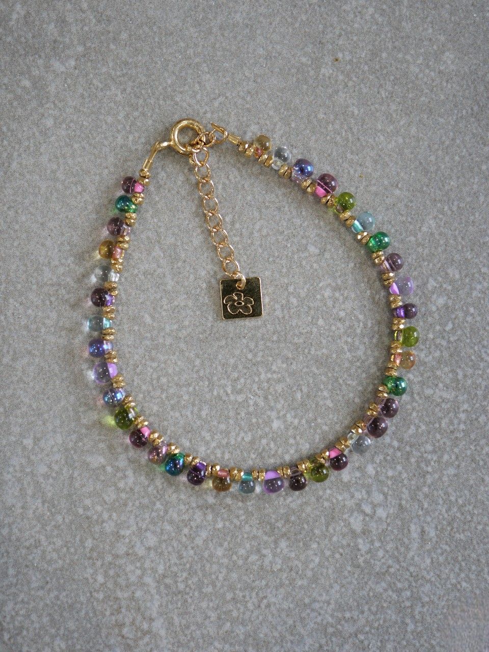 Bracelet femme en gold filled, fin composé de perle et plaqué or 3 microns
