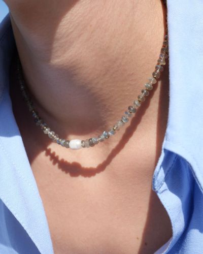 Collier gris en pierres naturelles et perle blanche