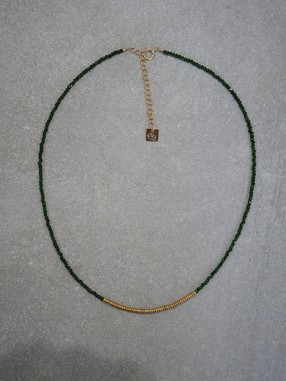 collier ras de cou en pierres vertes