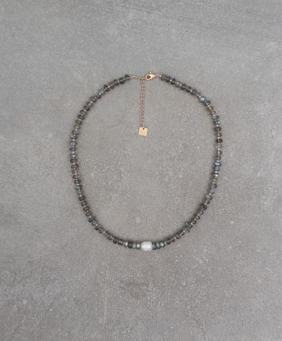 Collier gris en pierres semi précieuses et perle d'eau douce