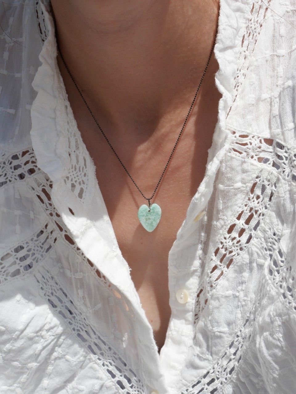 Collier fin en argent rhodié noir et pierres naturelles bleues