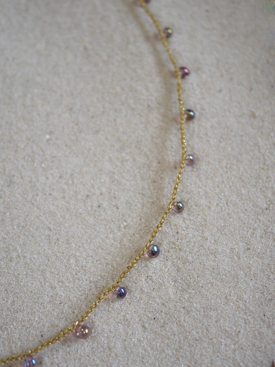 Collier fin sur cordon avec des perles multicolore