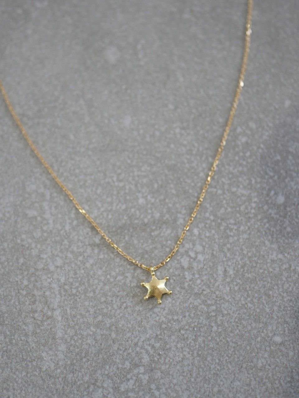 Collier ras de cou avec pendentif étoile