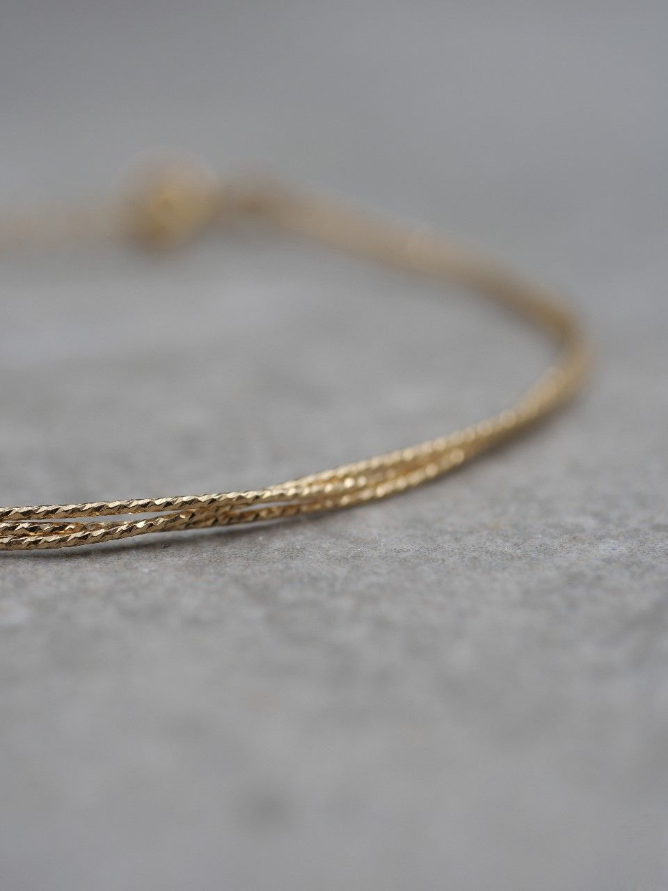 Bracelet jonc en Gold Filled diamanté , modelé dans notre atelier