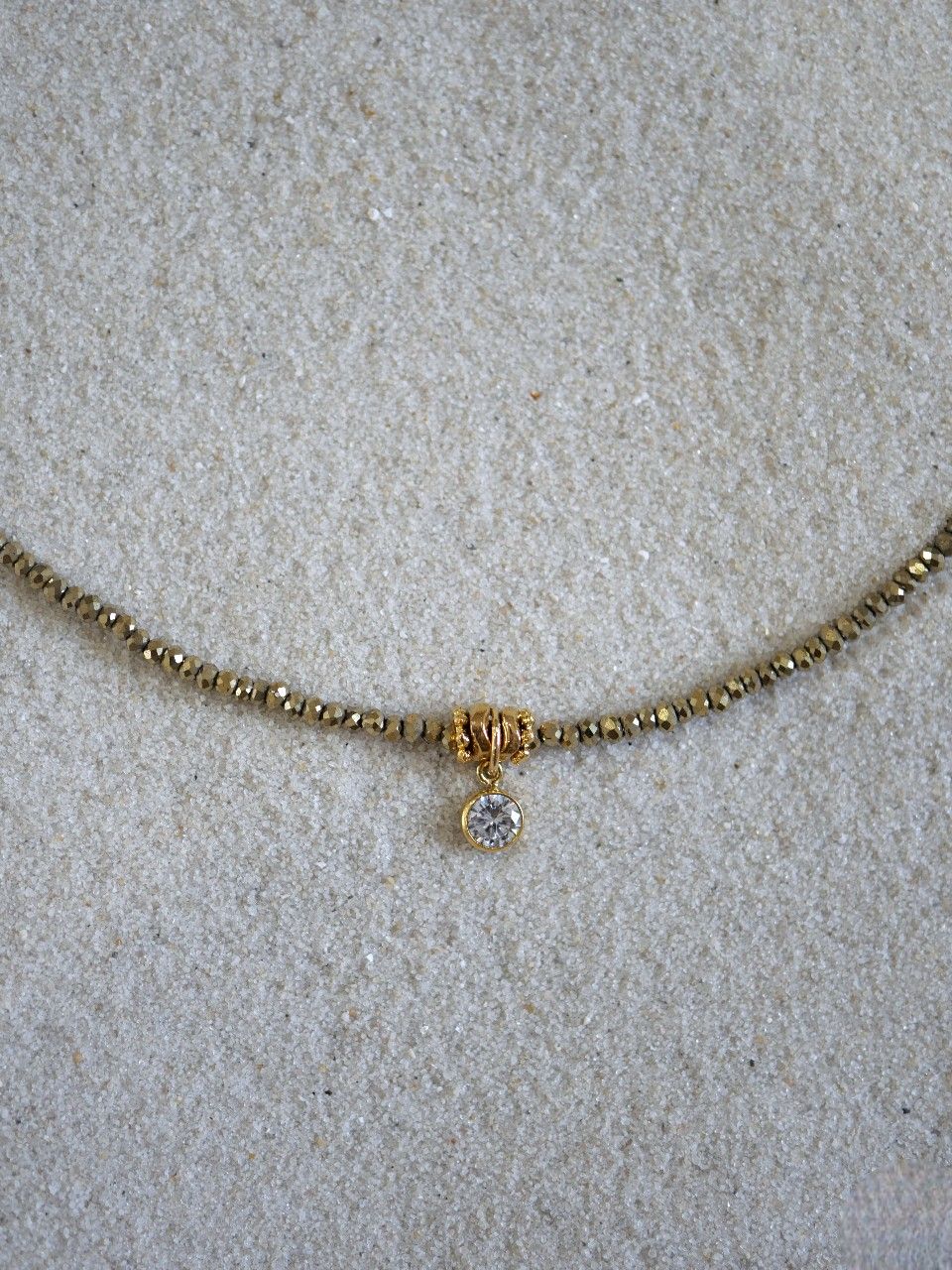 collier ras de cou en pierres naturelles et gold filled