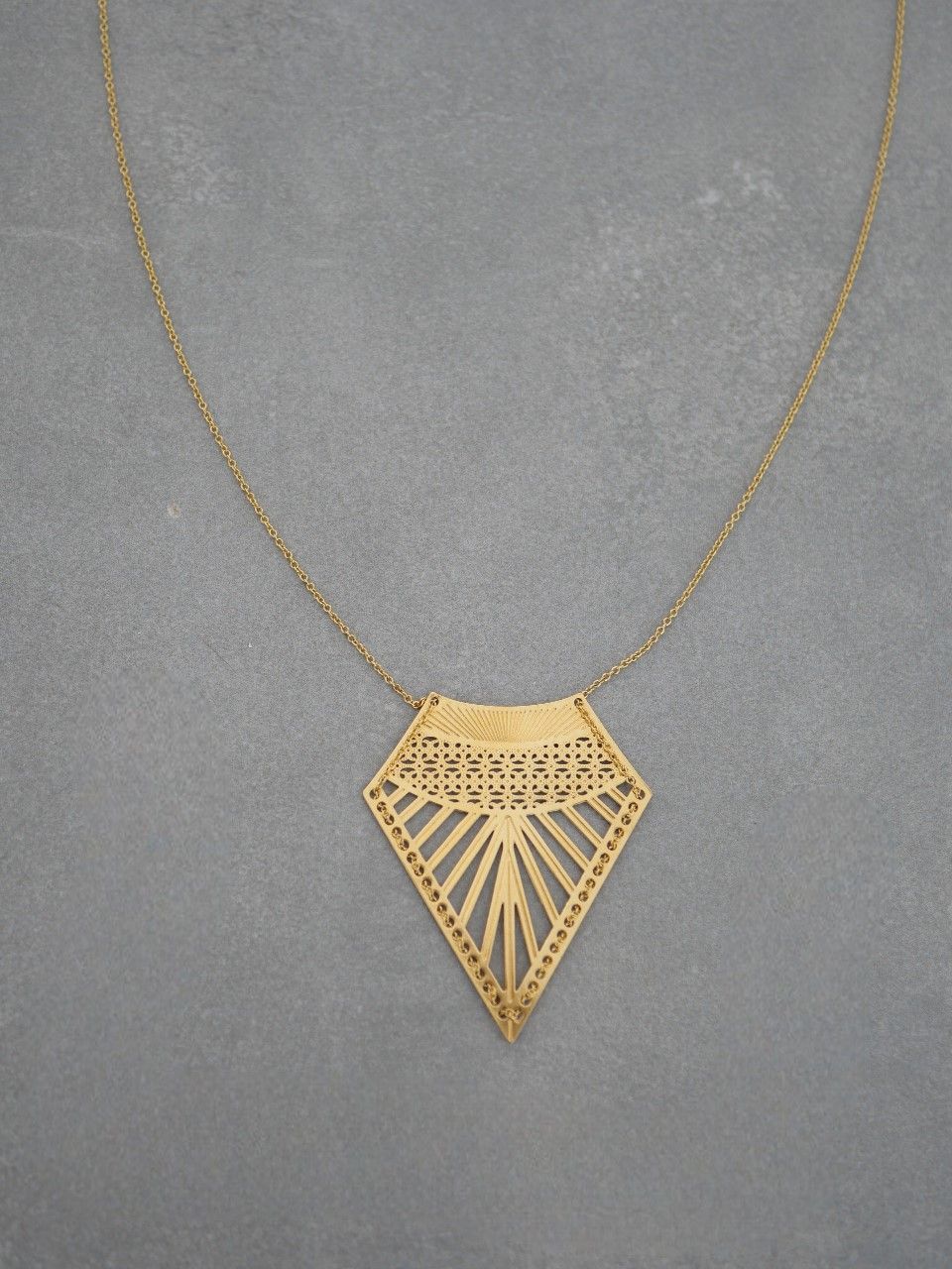 collier long avec un pendentif triangle ajouré plaqué or 3 microns 18 carats