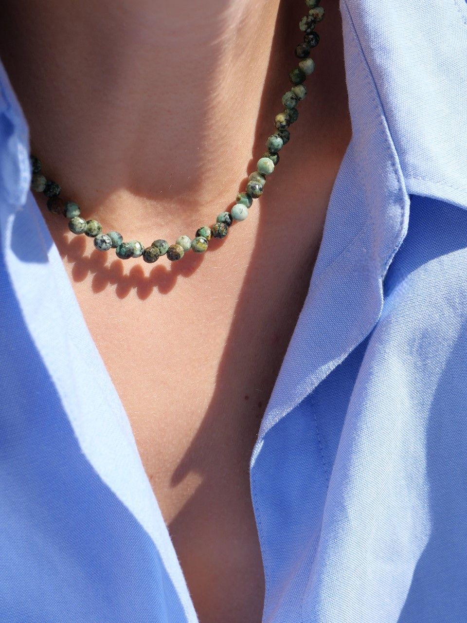 Collier ras de cou tendance en pierres semi précieuses bleu turquoise et plaquée or 3 microns 18 carats