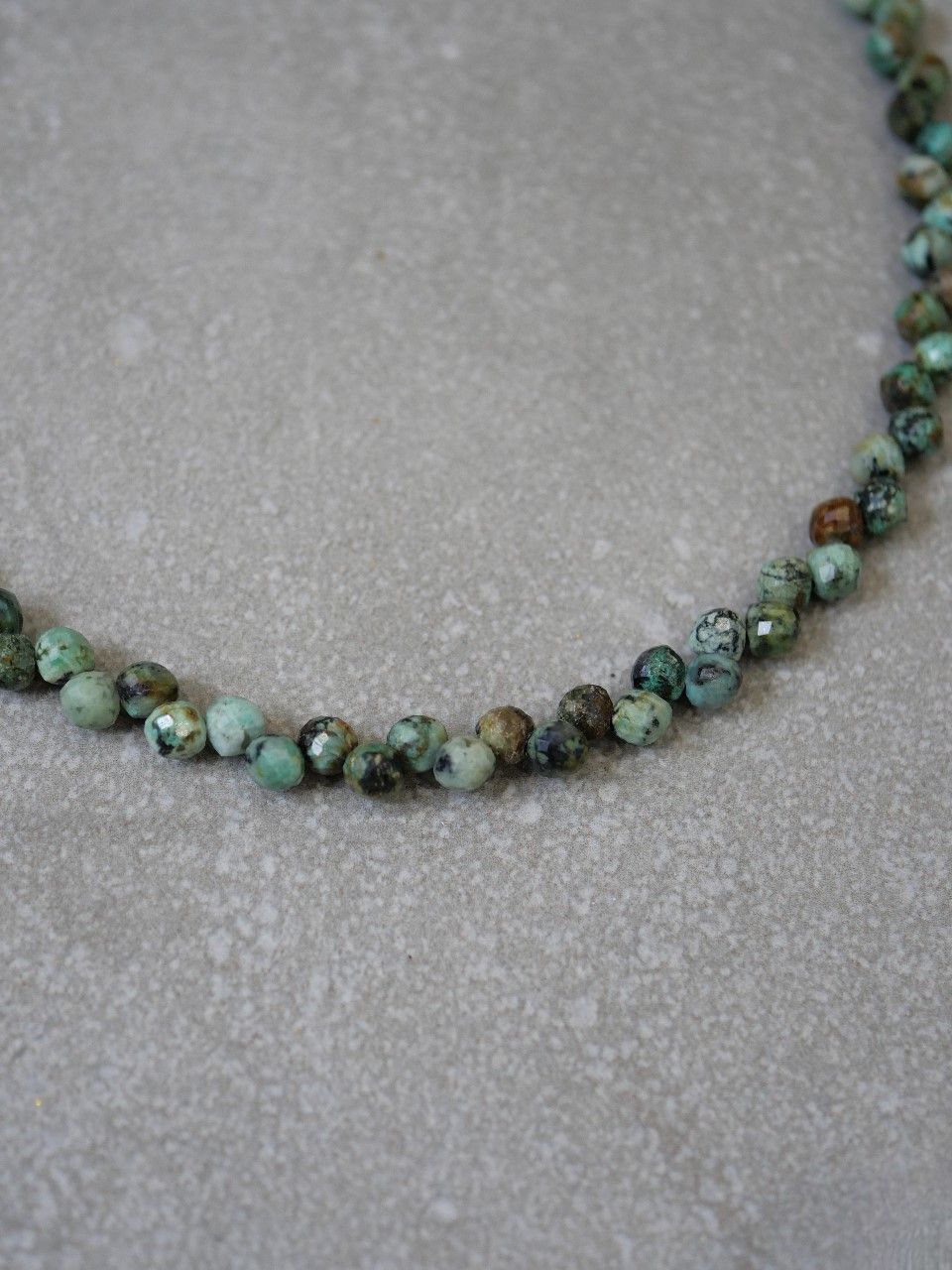 Collier en pierres semi précieuses bleu turquoise et plaqué or 3 microns