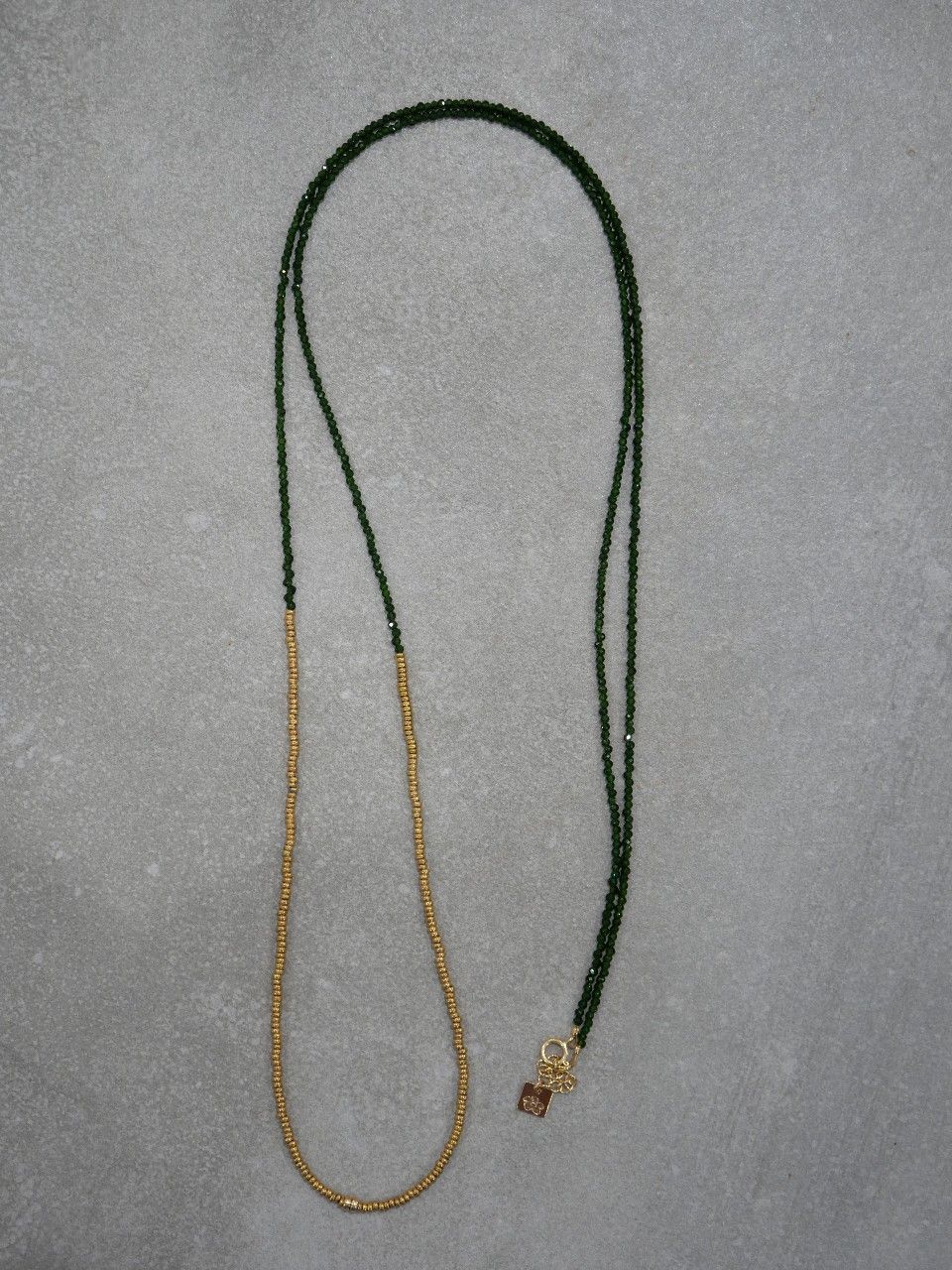 sautoir fin en pierres semi précieuses vertes
