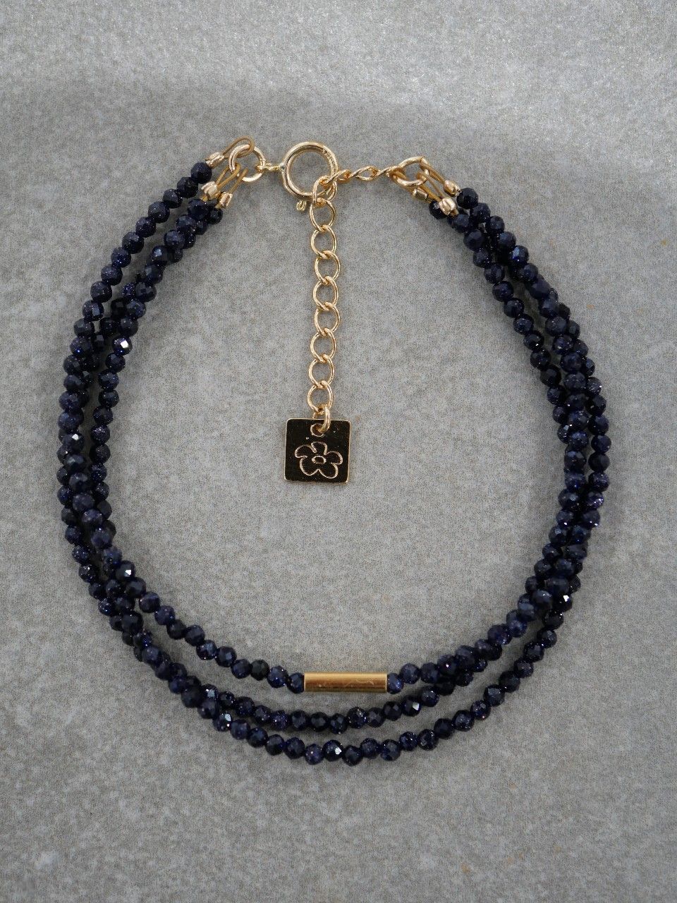 bracelet triple rang en pierres naturelles bleues et plaqué or 3 microns