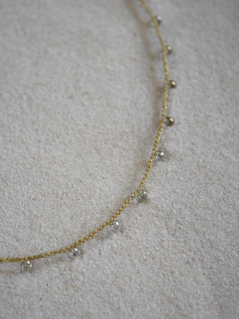 Collier fin sur cordon avec des perles doré/argenté