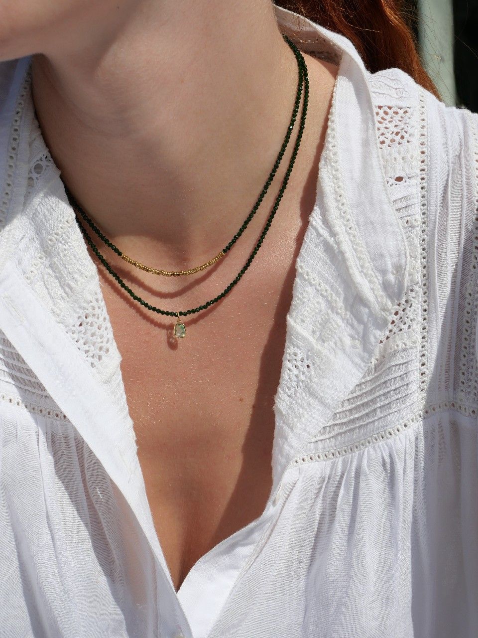 collier en pierres naturelles vertes et pendentif plaqué or