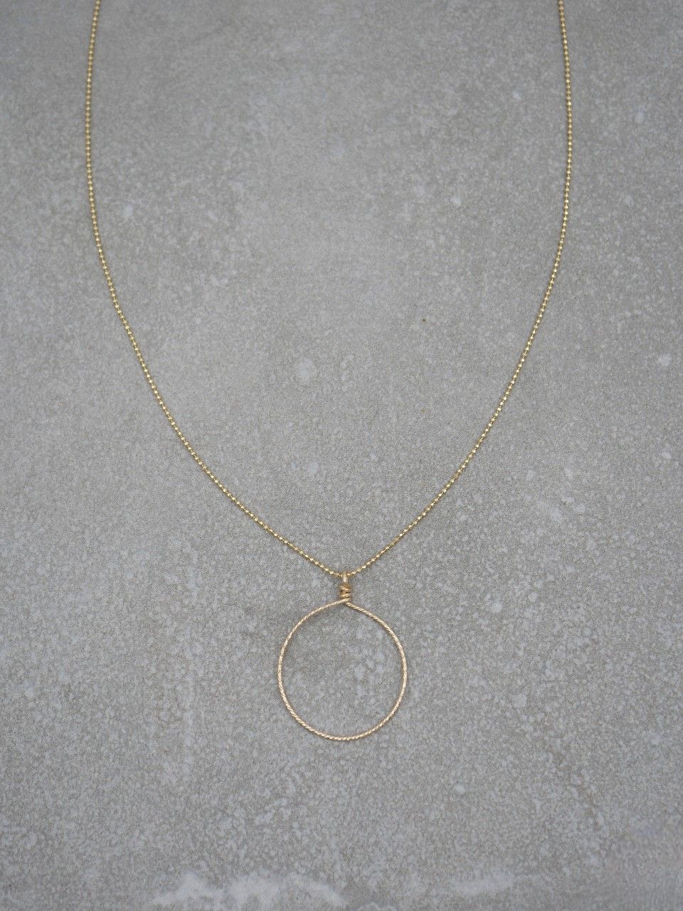 Collier minimaliste composé d'une chaine fine scintillante, plaqué or 3 microns 18 carats et d'un pendentif façonné à la main en France en gold filled