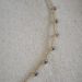 Collier fin sur cordon avec des perles multicolore