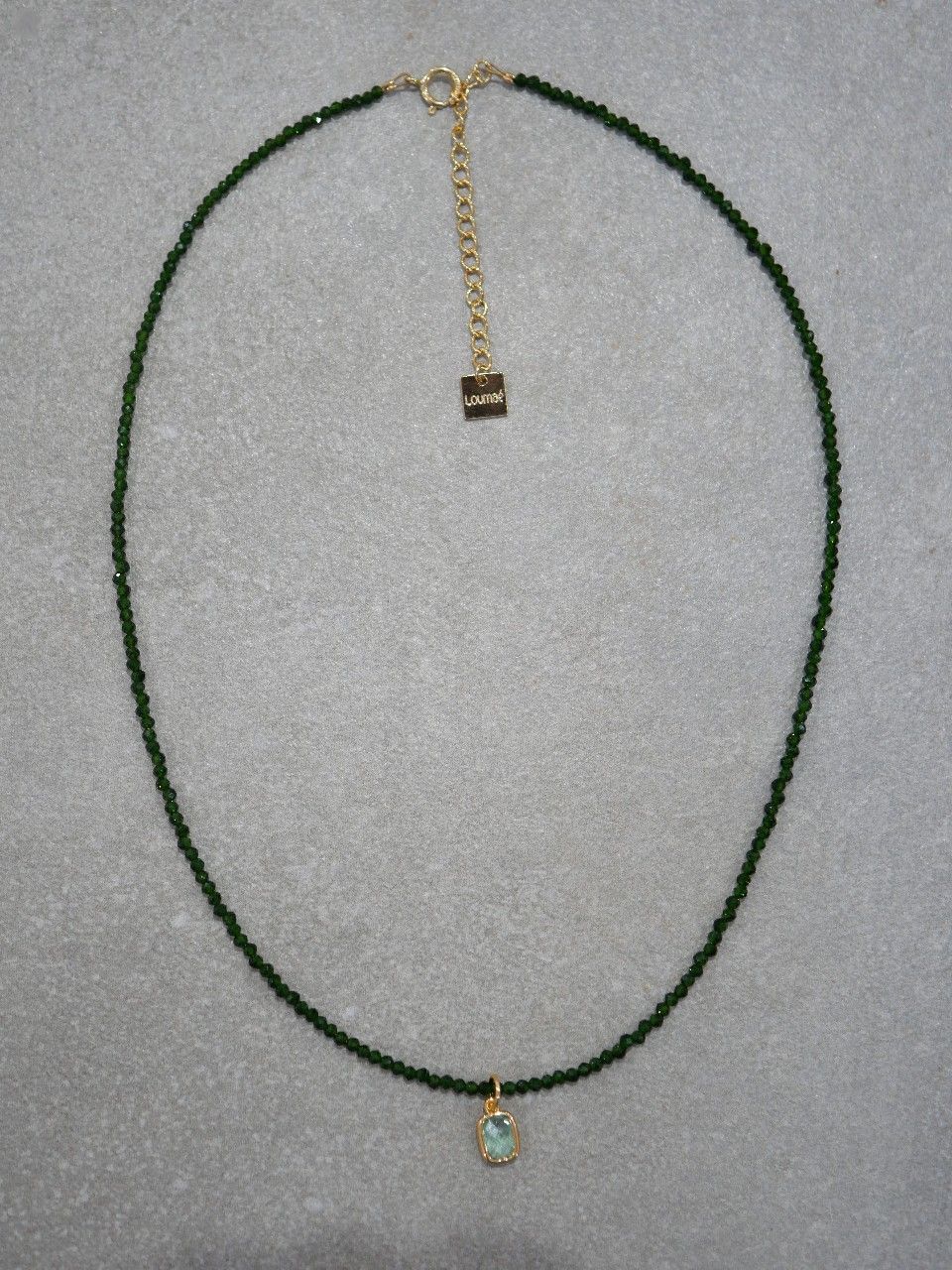 collier en pierres fines vertes et pendentif plaqué or