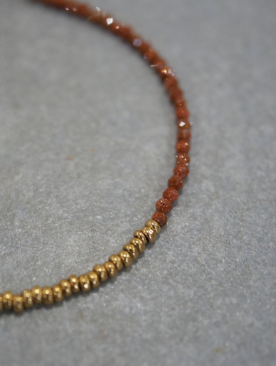 collier femme fin en pierres naturelles camel