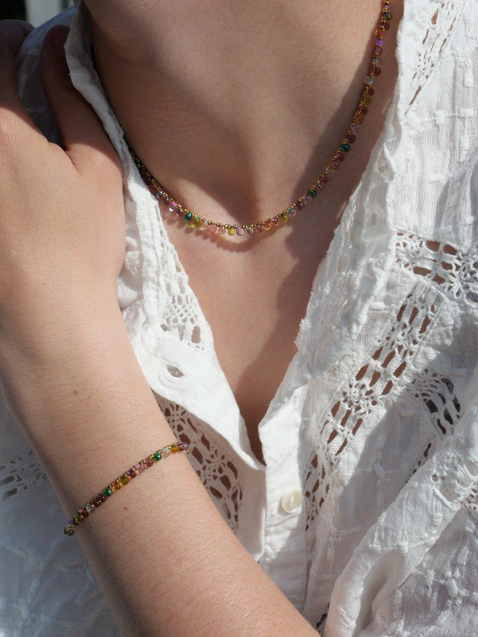 bracelet fin et coloré en Gold filled et en perle et plaqué or 3 microns, bracelet tendance