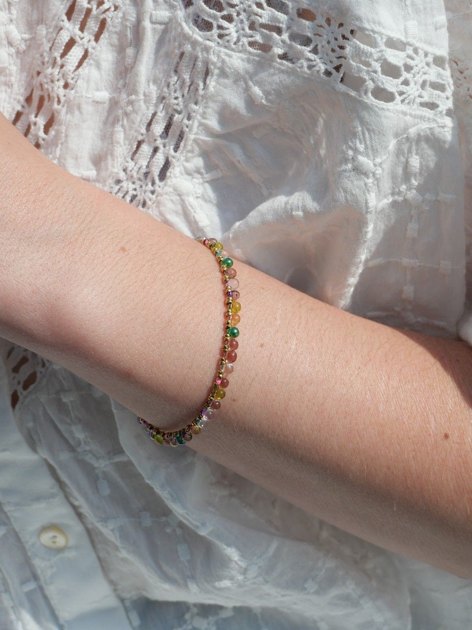 bracelet fin en Gold filled pour femme coloré en perle et plaqué or 3 microns