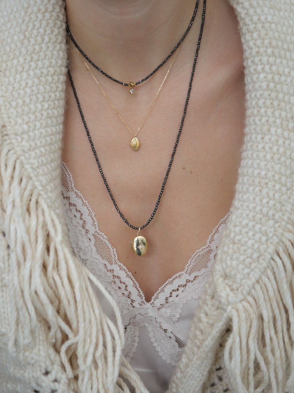 collier en perles grises et pendentif talisman