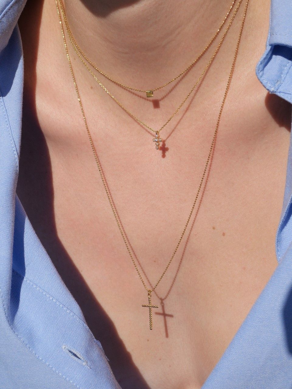 collier ras de cou, avec un pendentif croix plaqué or 3 microns