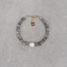 Bracelet en pierres grises et perle blanche