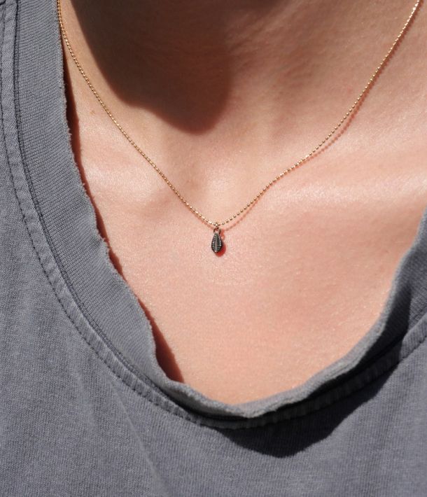 collier plaqué or et rhodié noir avec cauri