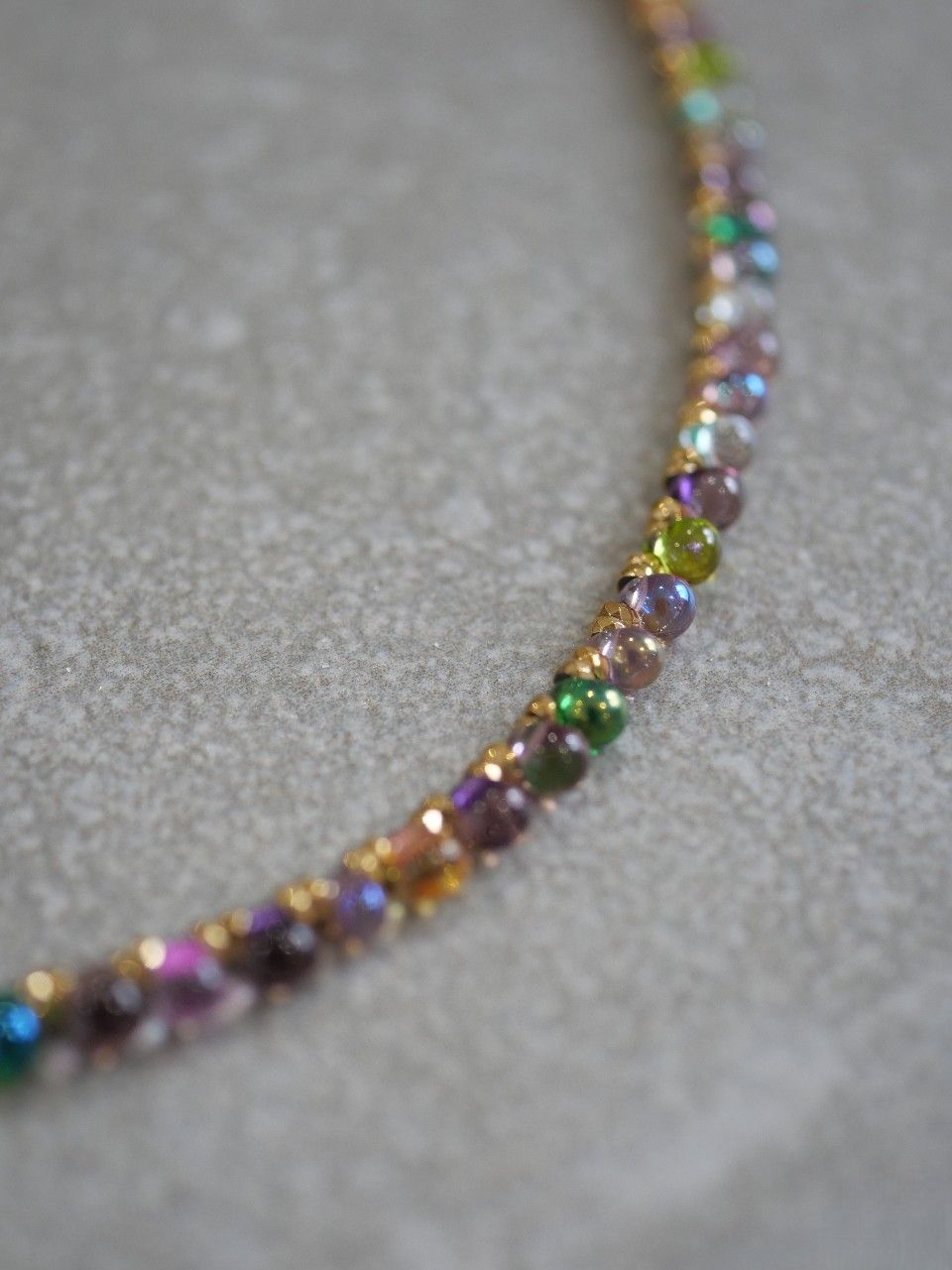Bracelet femme en gold filled, fin et coloré, en perle et plaqué or 3 microns