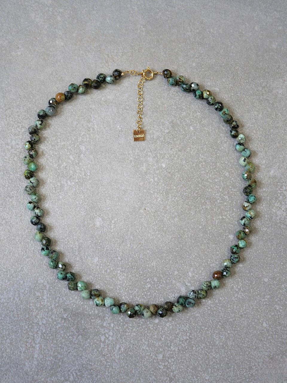 Collier en perle semi précieuses bleu turquoise et plaqué or 3 microns