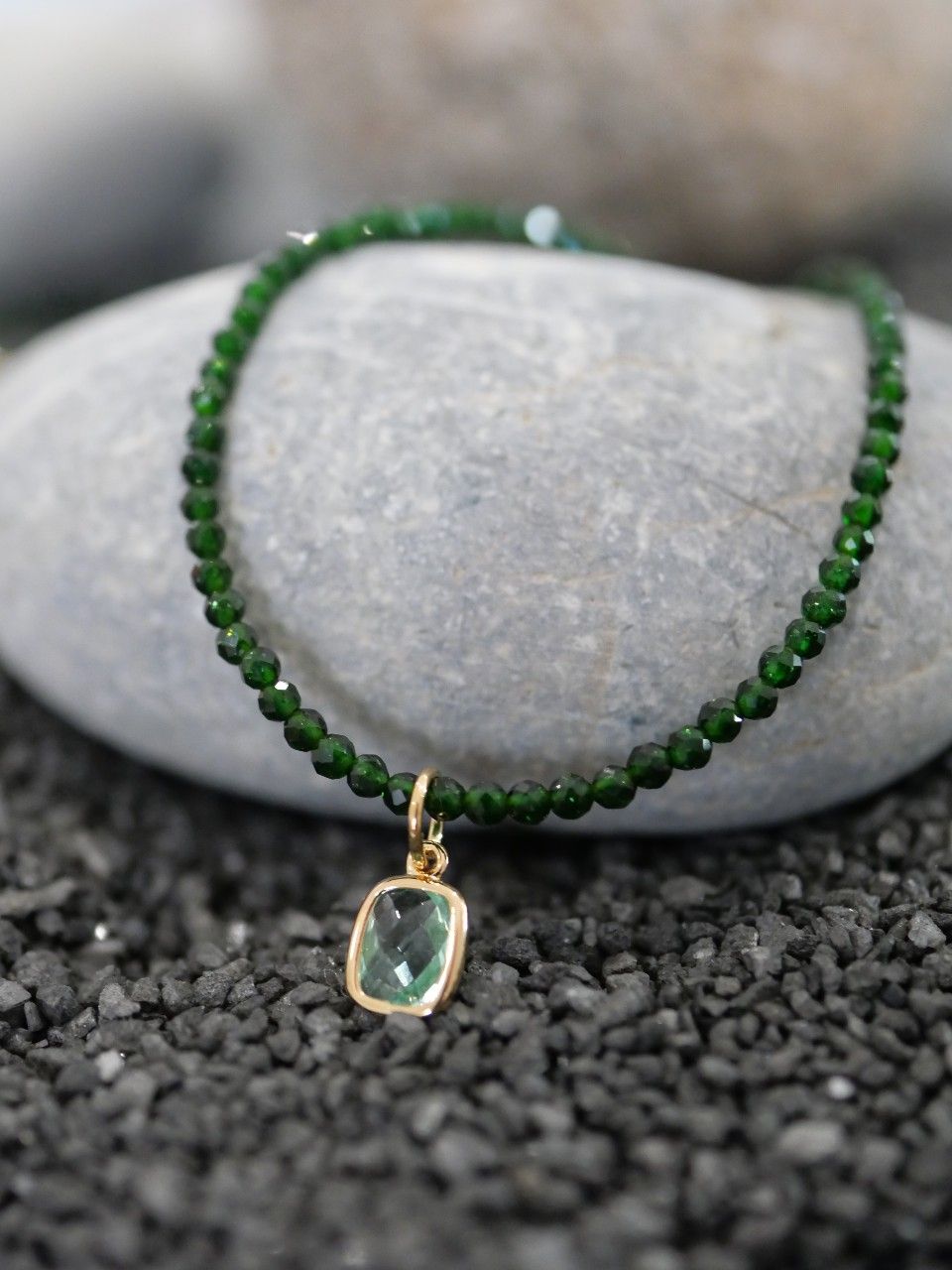 collier en pierres naturelles vertes