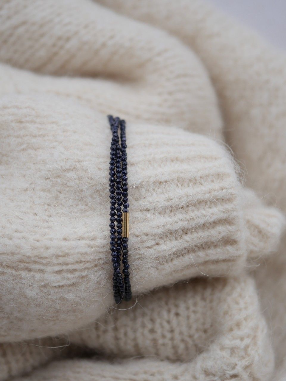 bracelet triple rang en pierres naturelles bleues et plaqué or 3 microns