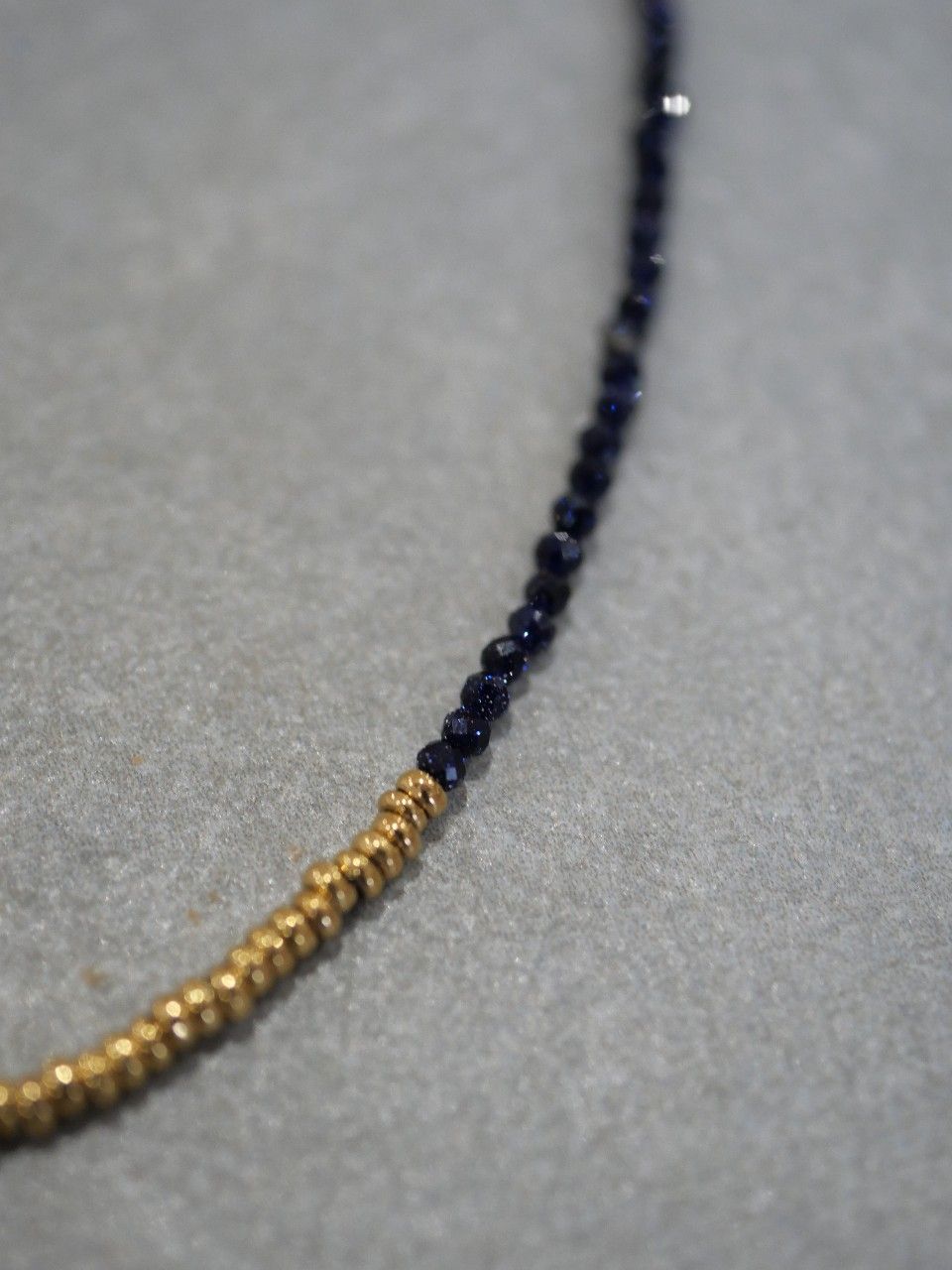 collier fin en pierres naturelles