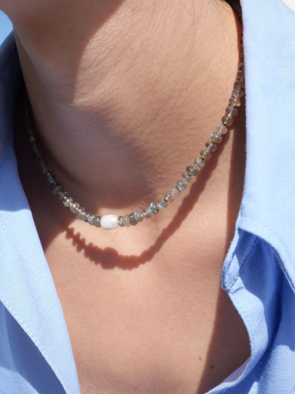 Collier gris en pierres naturelles et perle blanche