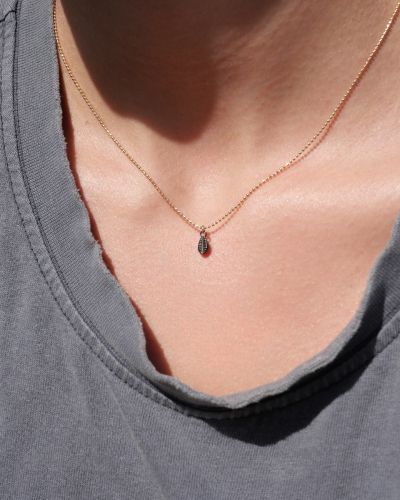 collier plaqué or et rhodié noir avec cauri