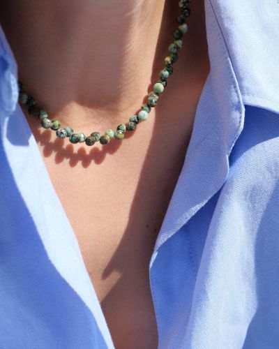 Collier ras de cou tendance en pierres semi précieuses bleu turquoise et plaquée or 3 microns 18 carats