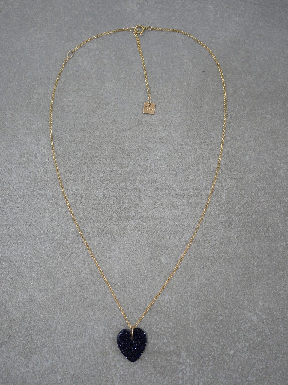 collier fin en gold filled et pierres bleues