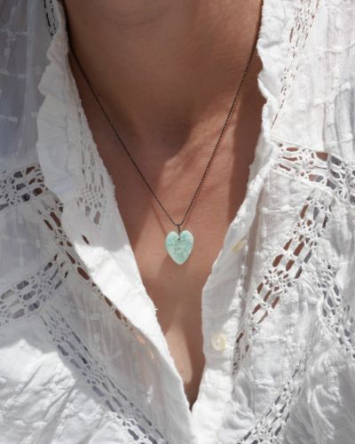 Collier fin en argent rhodié noir et pierres naturelles bleues
