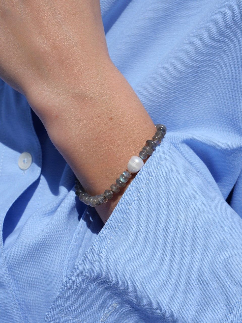 Bracelet en pierres fines grises et perle blanche