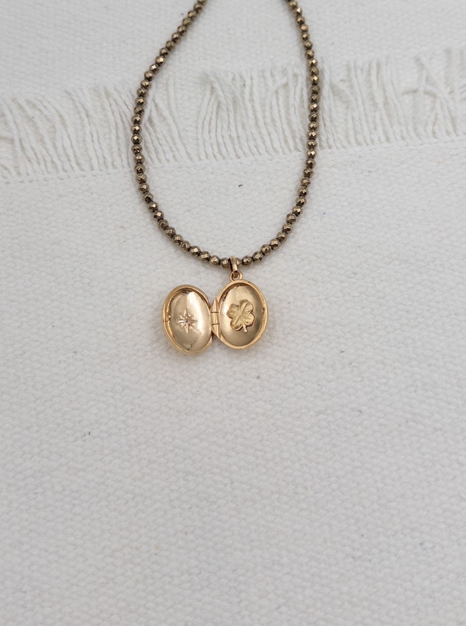 Collier en pierres naturelles, pendentif plaqué or 3 microns et trèfle à quatre feuilles